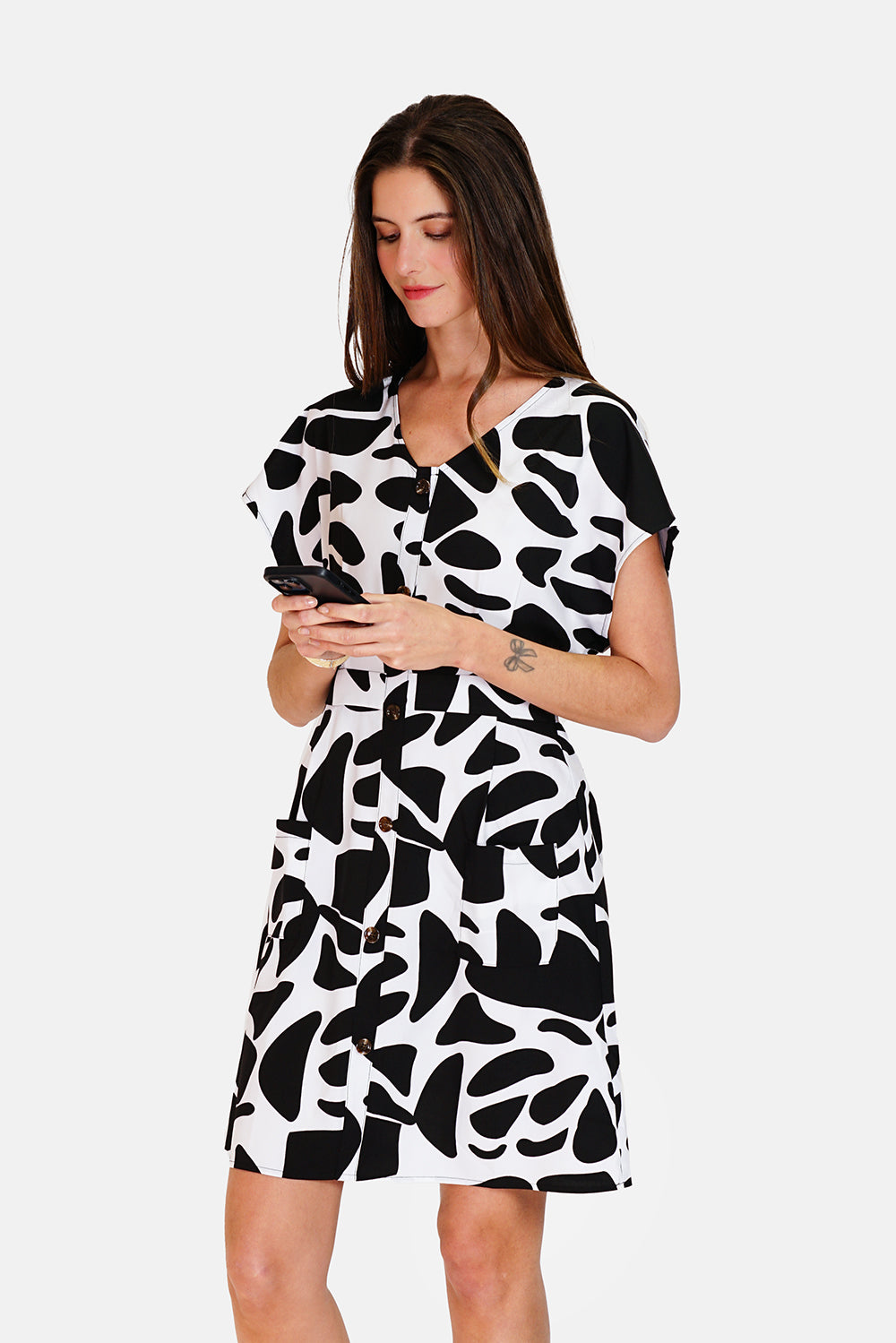 Buttoned dress with pockets in designer print with short sleeves