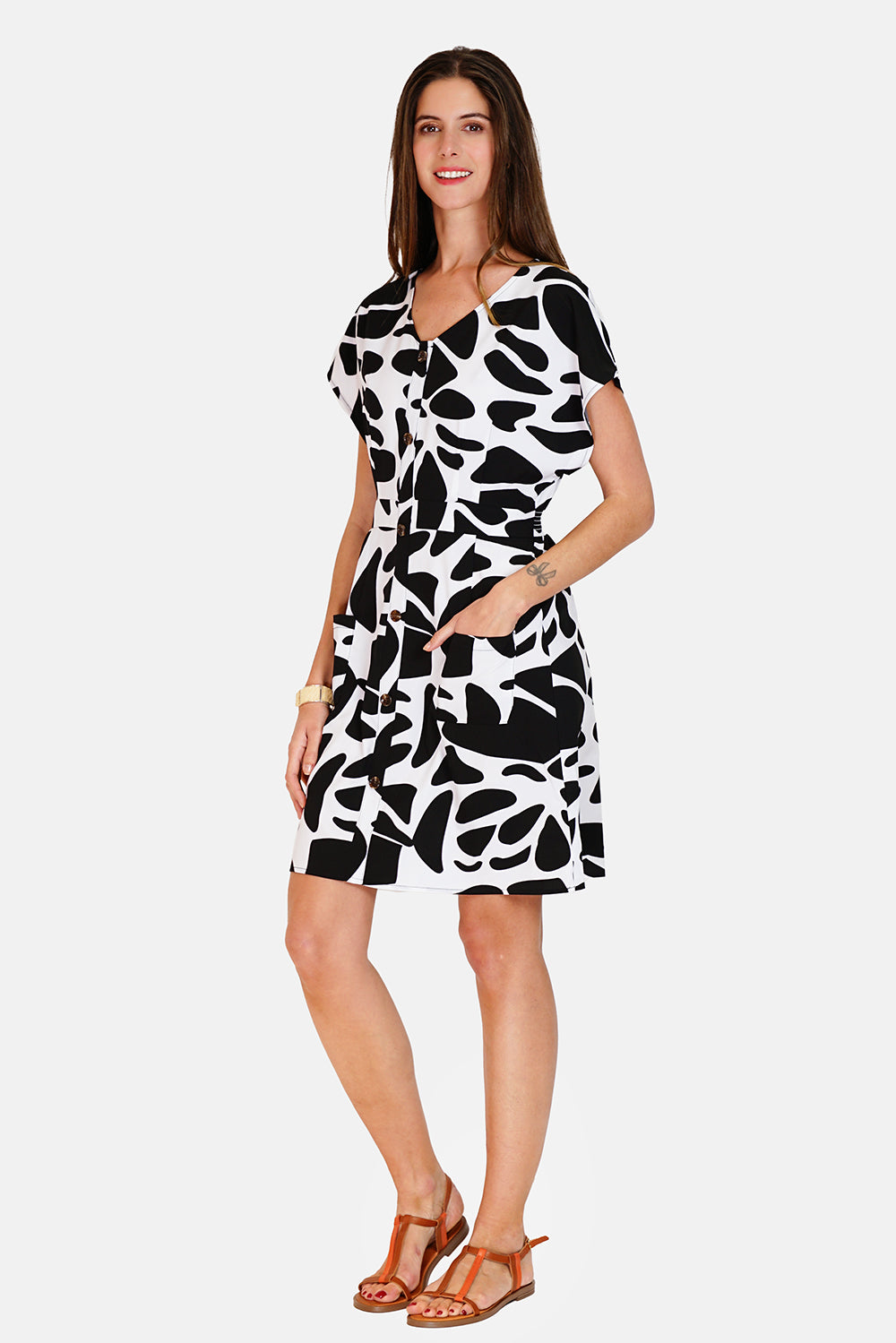 Buttoned dress with pockets in designer print with short sleeves