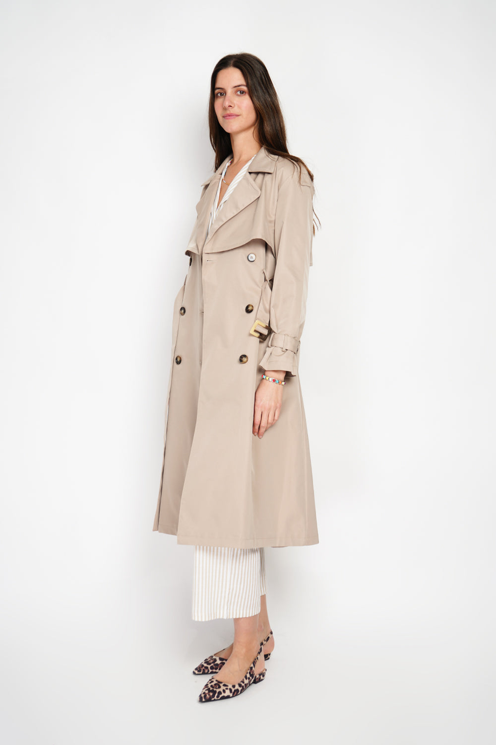 Long V-neck trench coat with long sleeves and tie belt