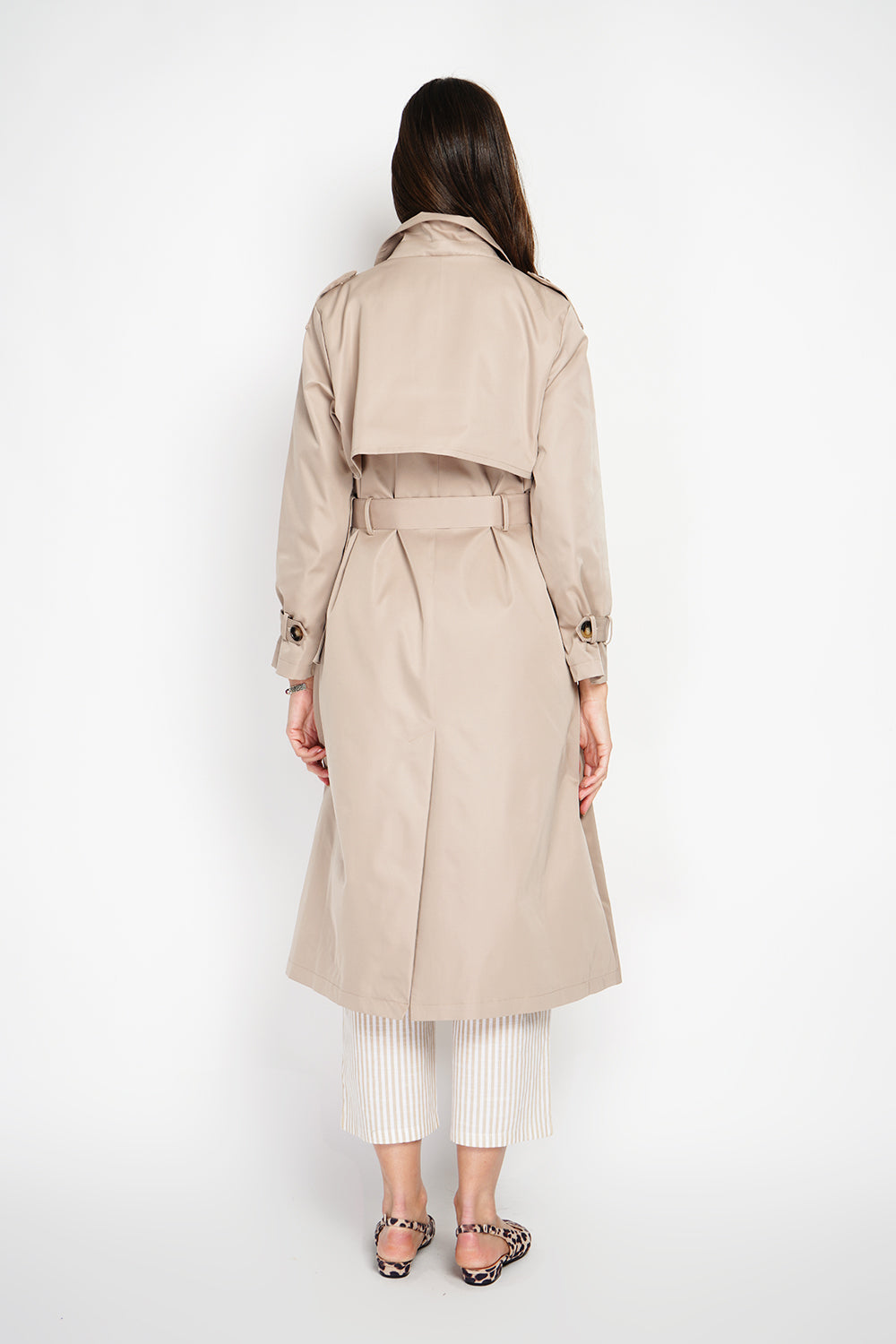 Long V-neck trench coat with long sleeves and tie belt