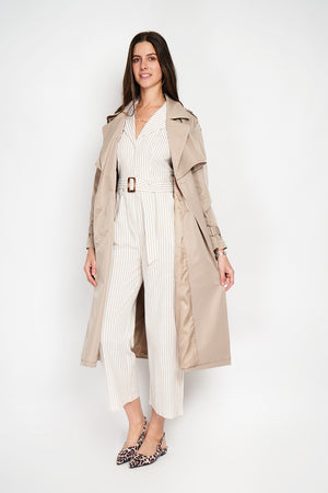 Long V-neck trench coat with long sleeves and tie belt