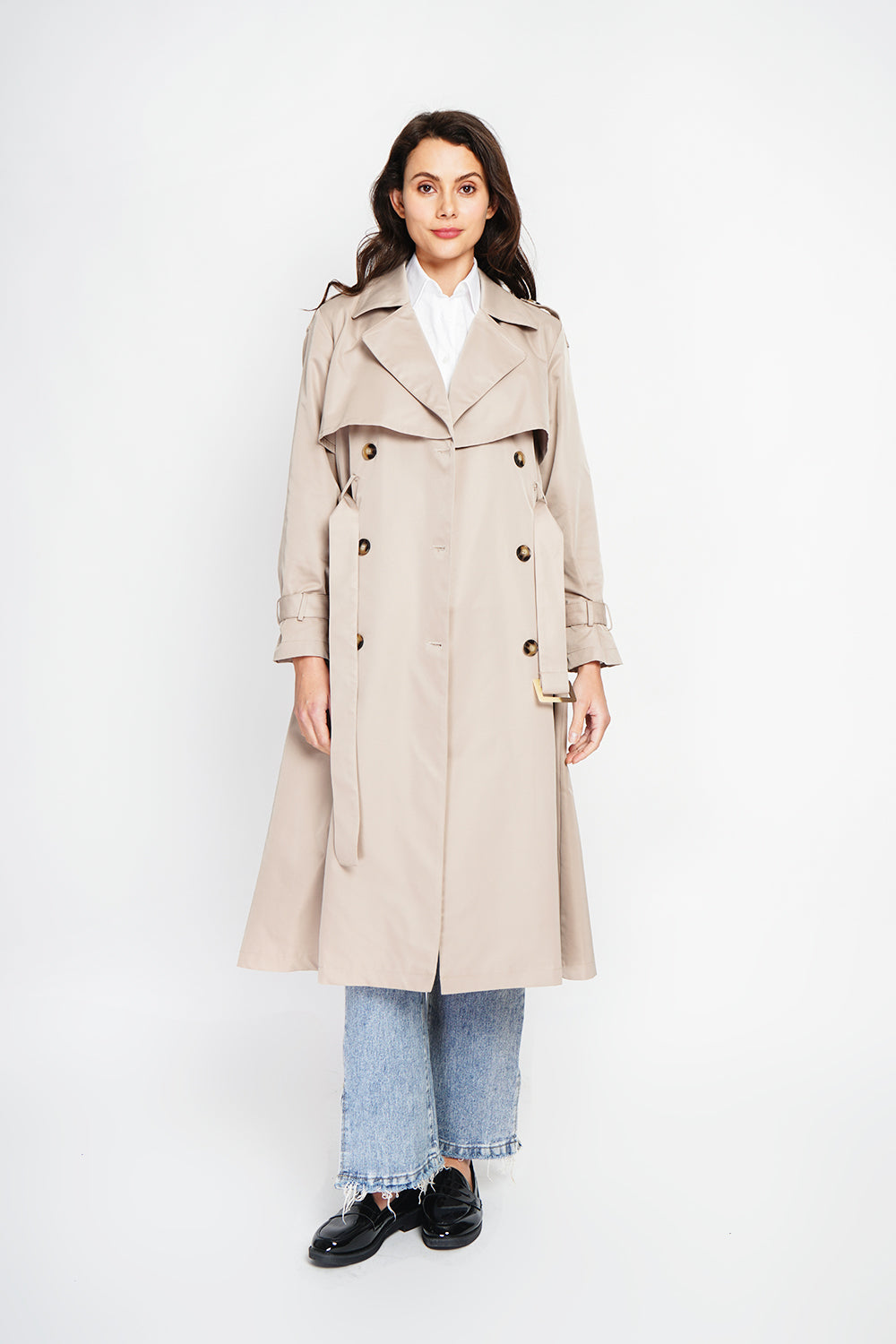 Long V-neck trench coat with long sleeves and tie belt