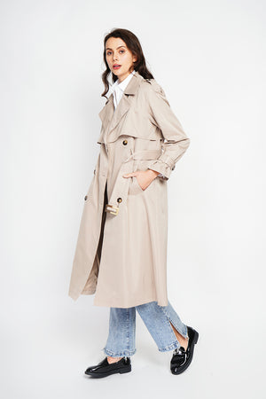 Long V-neck trench coat with long sleeves and tie belt