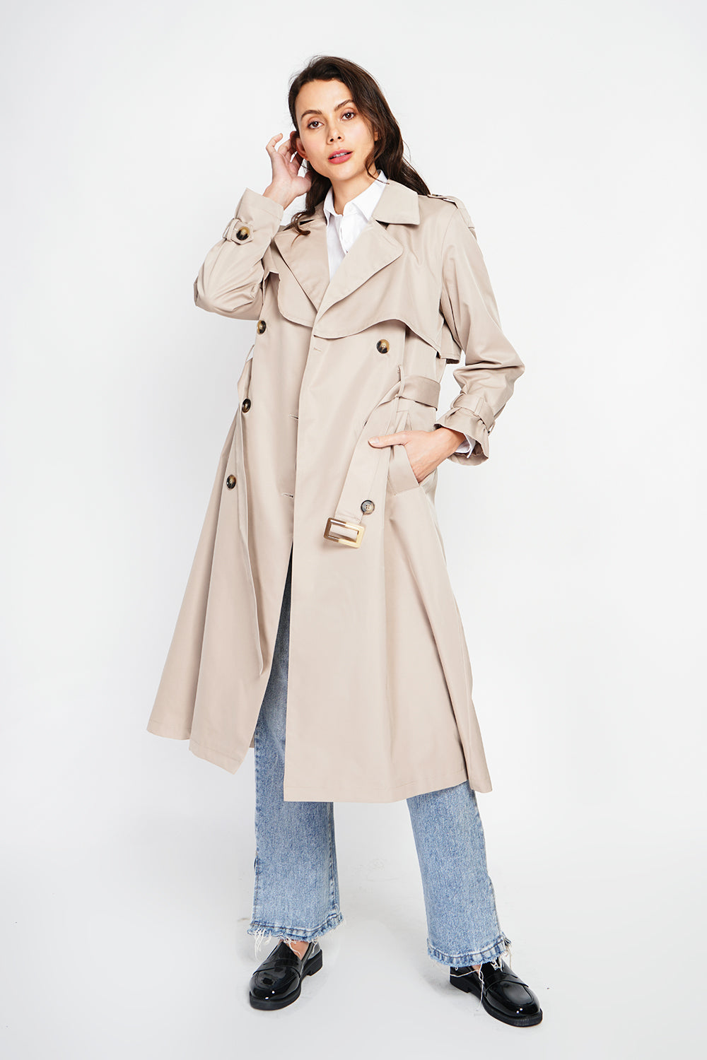 Long V-neck trench coat with long sleeves and tie belt