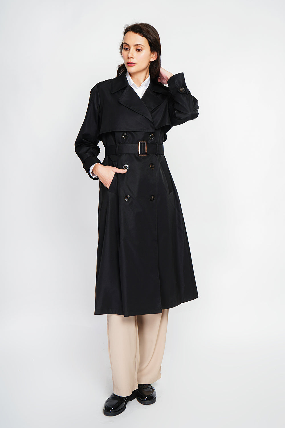 Long V-neck trench coat with long sleeves and tie belt