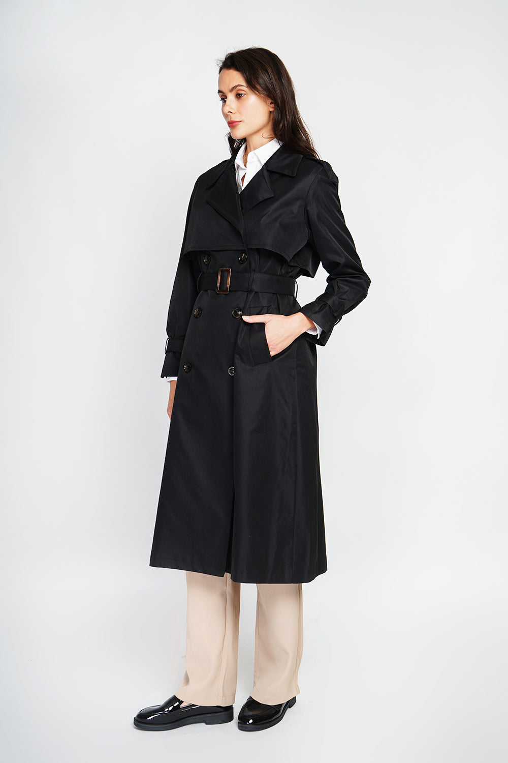 Long V-neck trench coat with long sleeves and tie belt