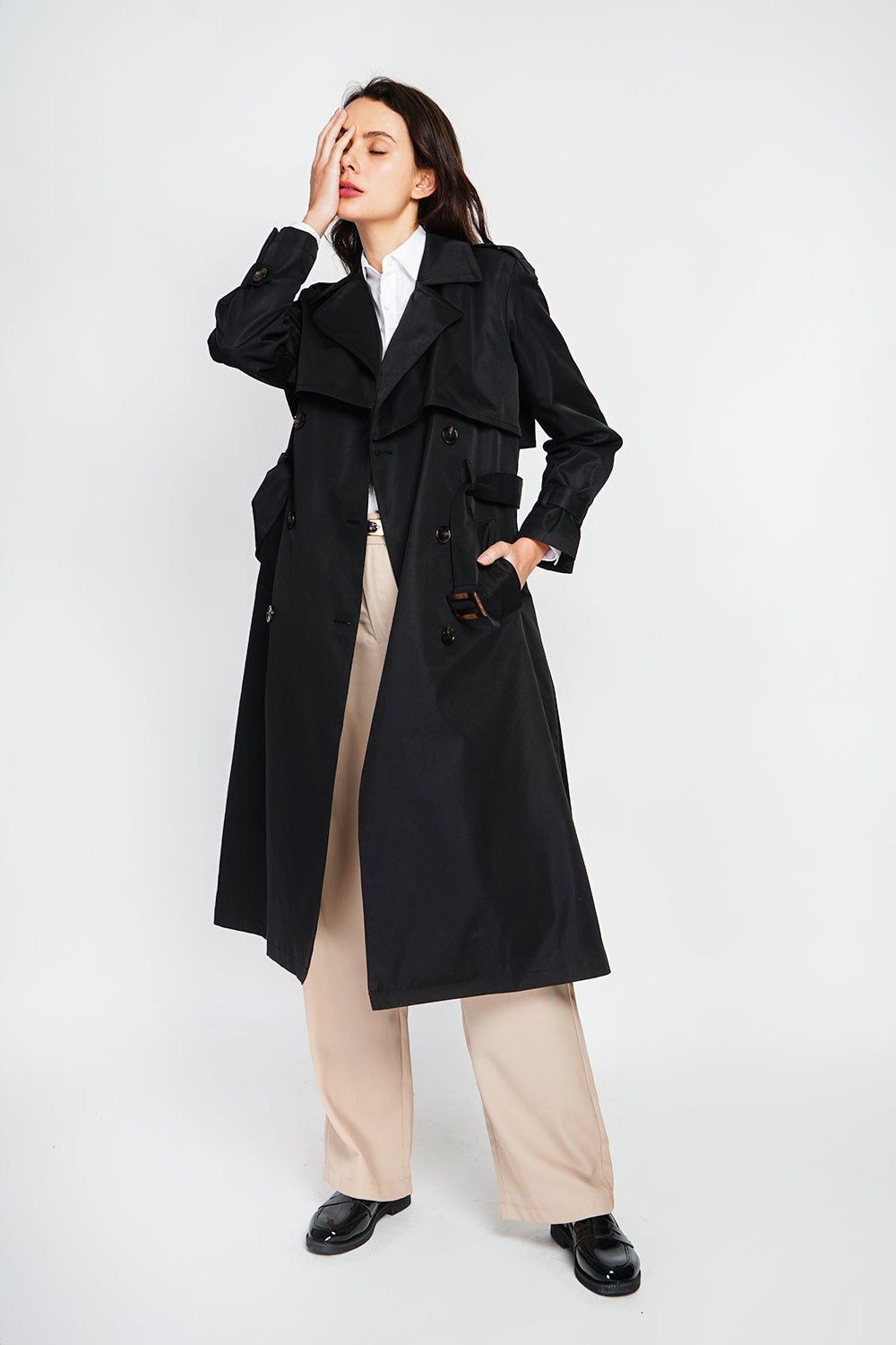 Long V-neck trench coat with long sleeves and tie belt