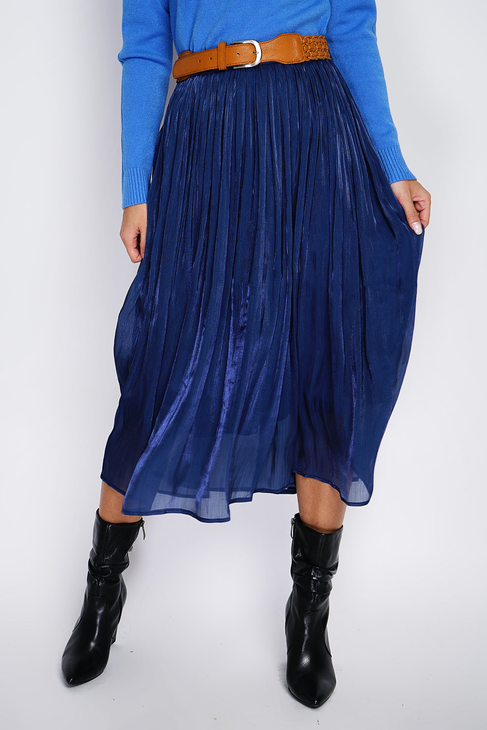 Long pleated skirt with elastic waist