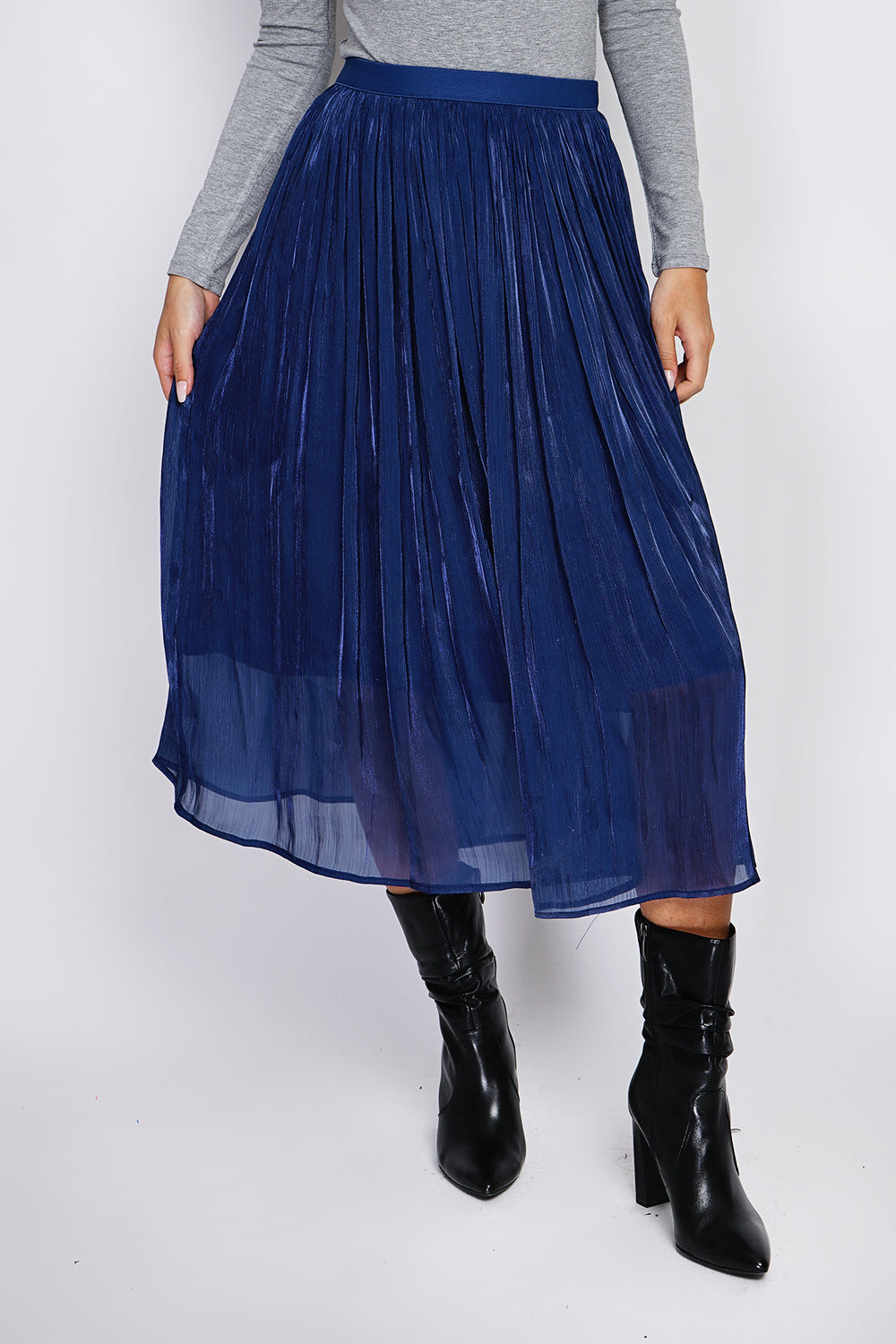 Long pleated skirt with elastic waist