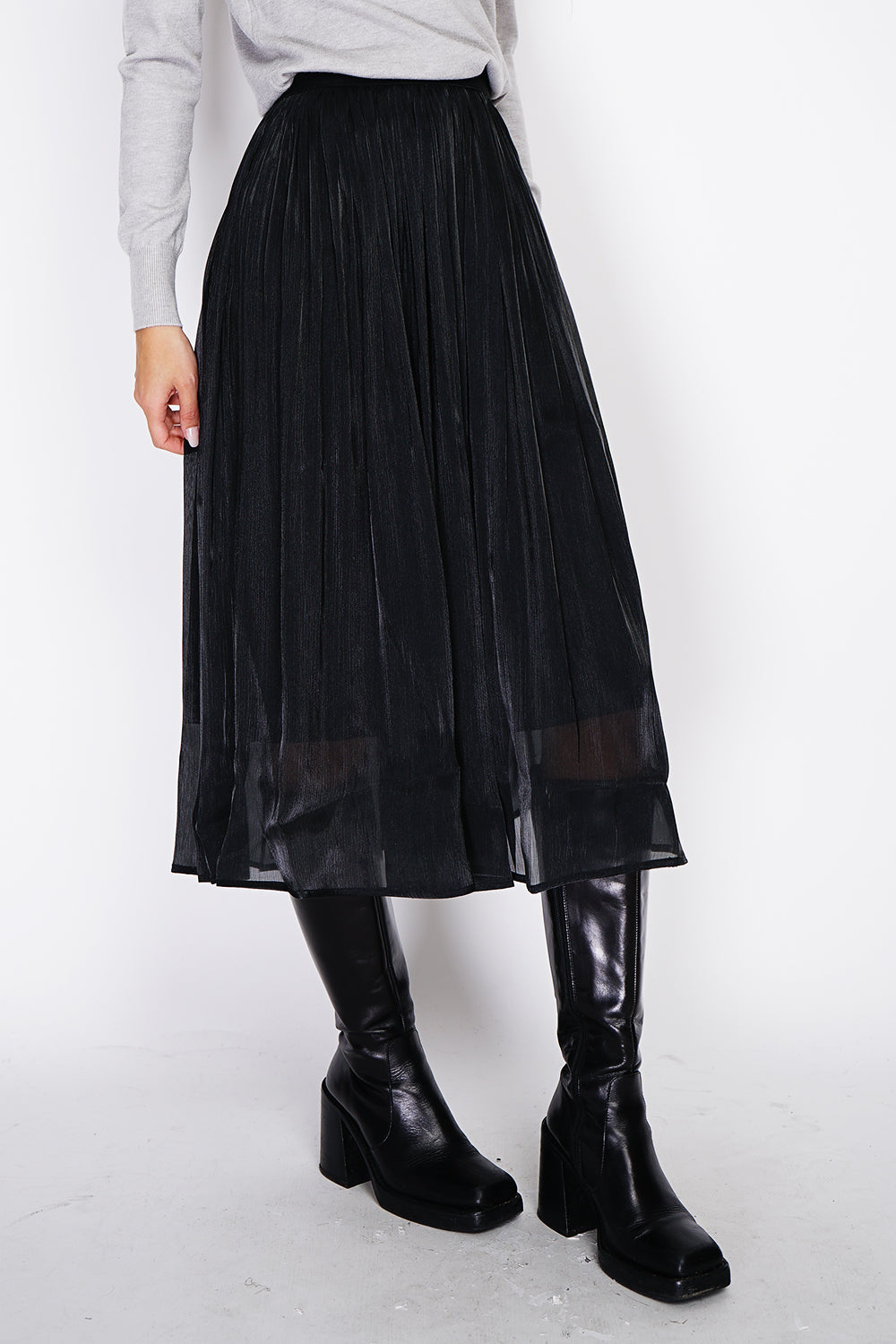 Long pleated skirt with elastic waist