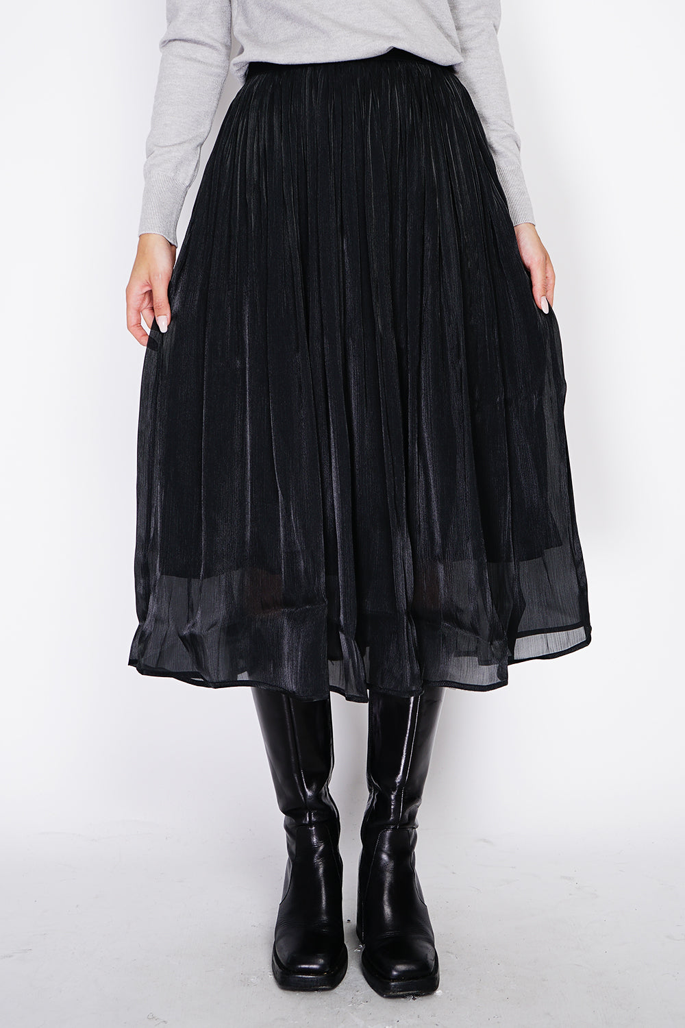 Long pleated skirt with elastic waist