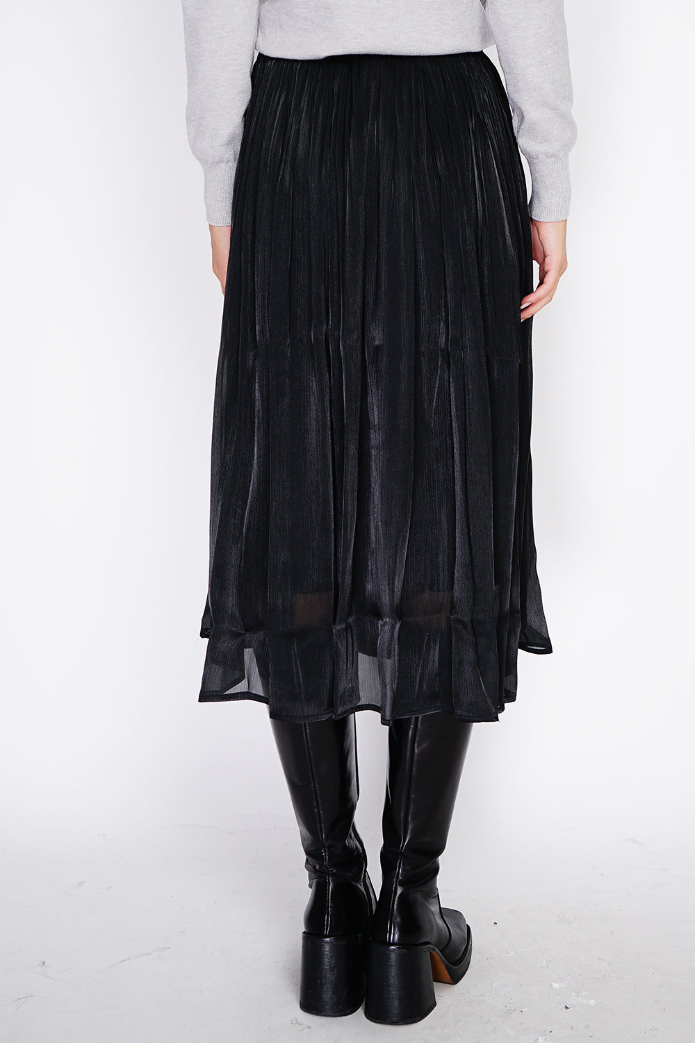 Long pleated skirt with elastic waist