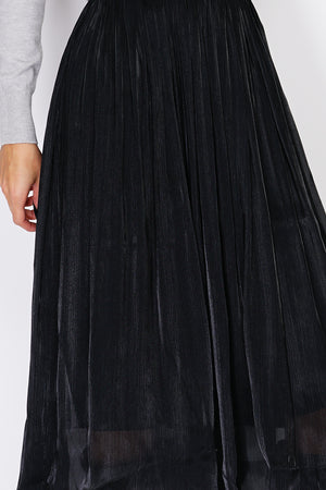 Long pleated skirt with elastic waist