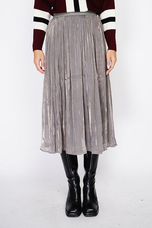 Long pleated skirt with elastic waist