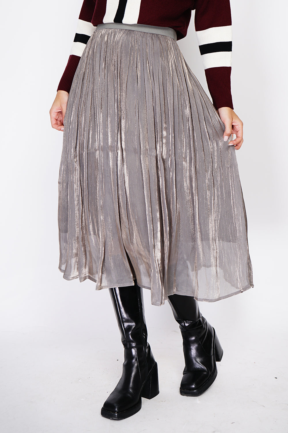 Long pleated skirt with elastic waist