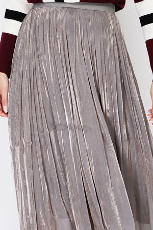 Long pleated skirt with elastic waist