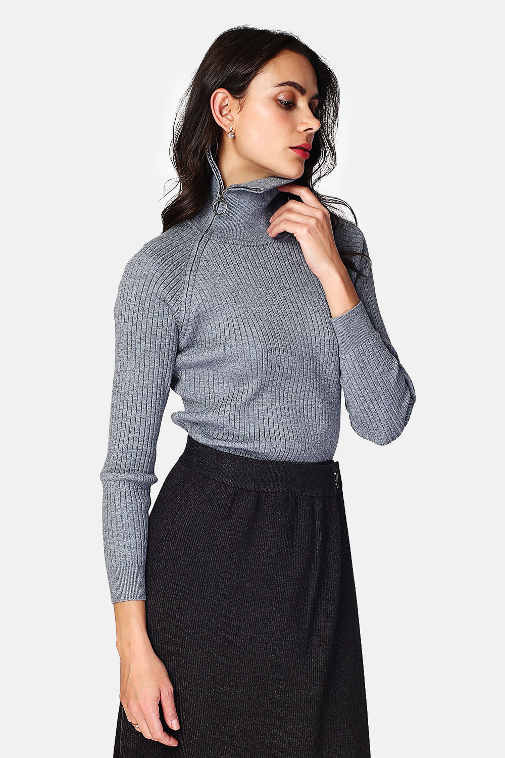 High neck sweater closed with a zip, fancy knit