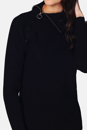 High neck sweater closed with a zip, fancy knit
