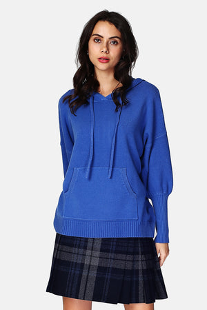 Hooded sweater with front pocket in long sleeves