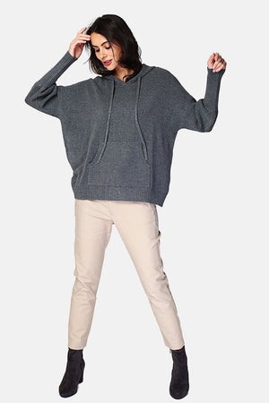 Hooded sweater with front pocket in long sleeves