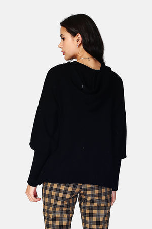 Hooded sweater with front pocket in long sleeves
