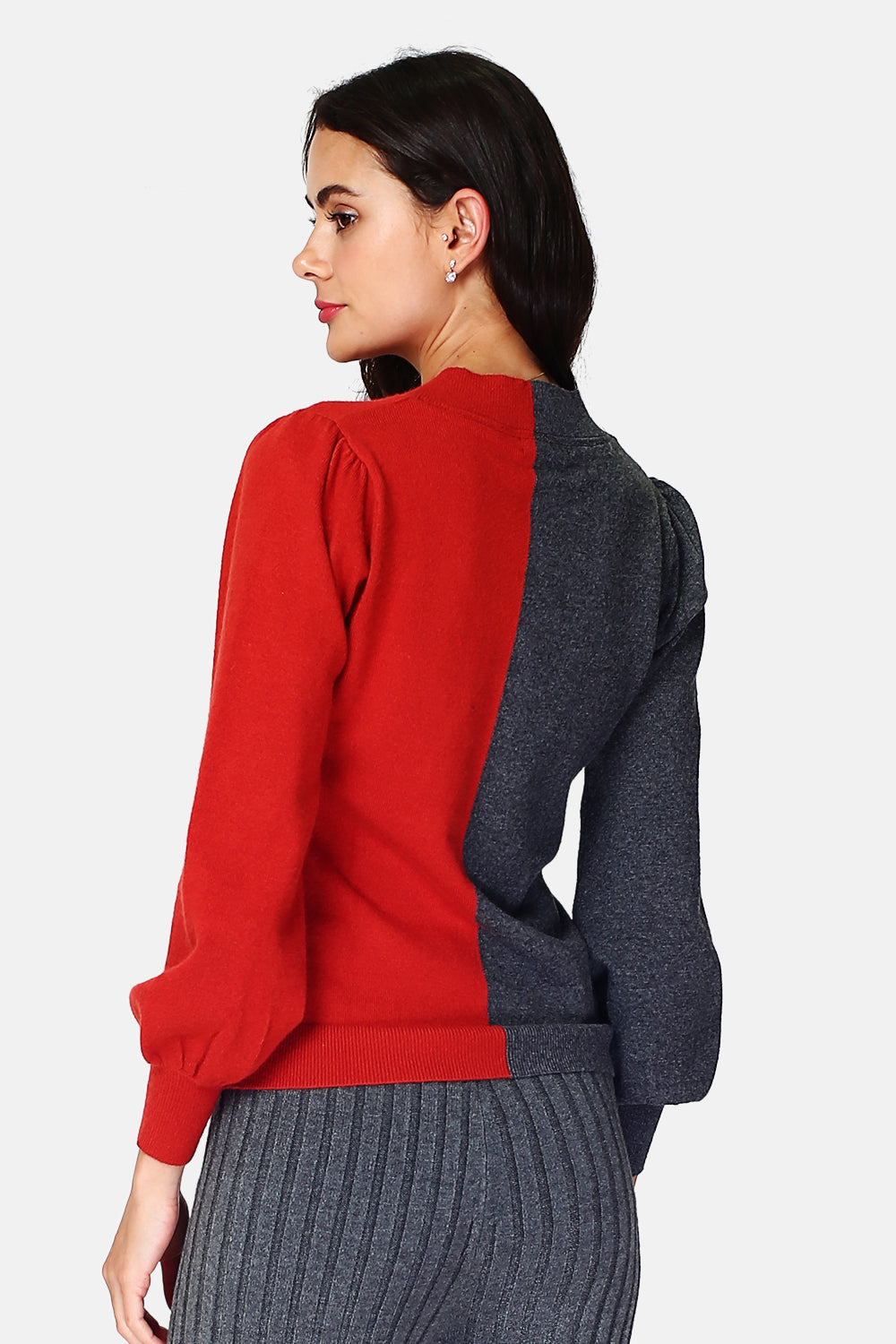 Pullover mit großem V-Ausschnitt, langen Ärmeln, leicht bauschig, zweifarbig