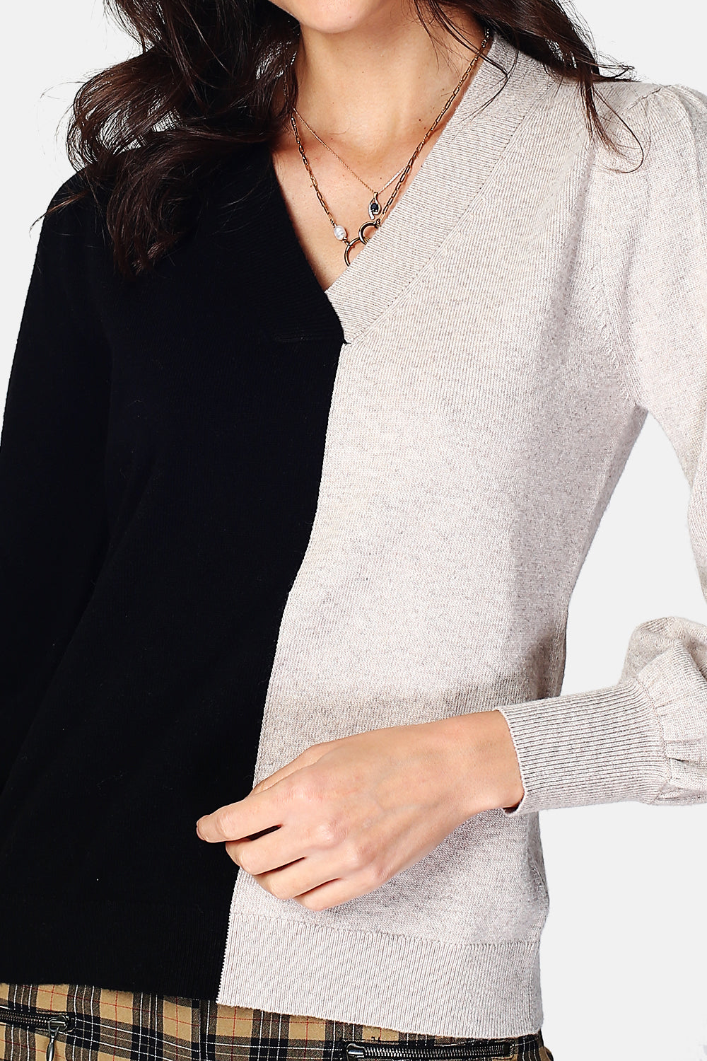 Sweater with large V neckline, long sleeves, slightly puffy two-tone