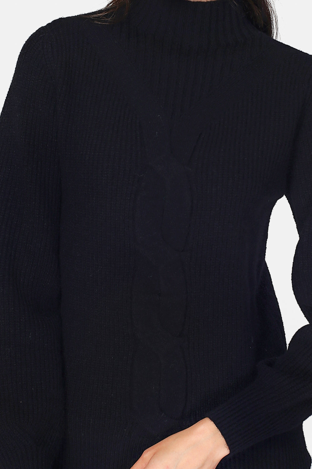 Hochgeschlossener Pullover mit langen Ärmeln, leicht gebauschten Zopfmustern vorne