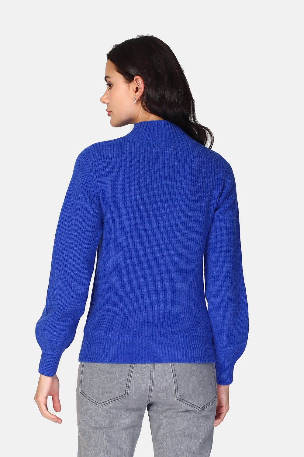 Hochgeschlossener Pullover mit langen Ärmeln, leicht gebauschten Zopfmustern vorne