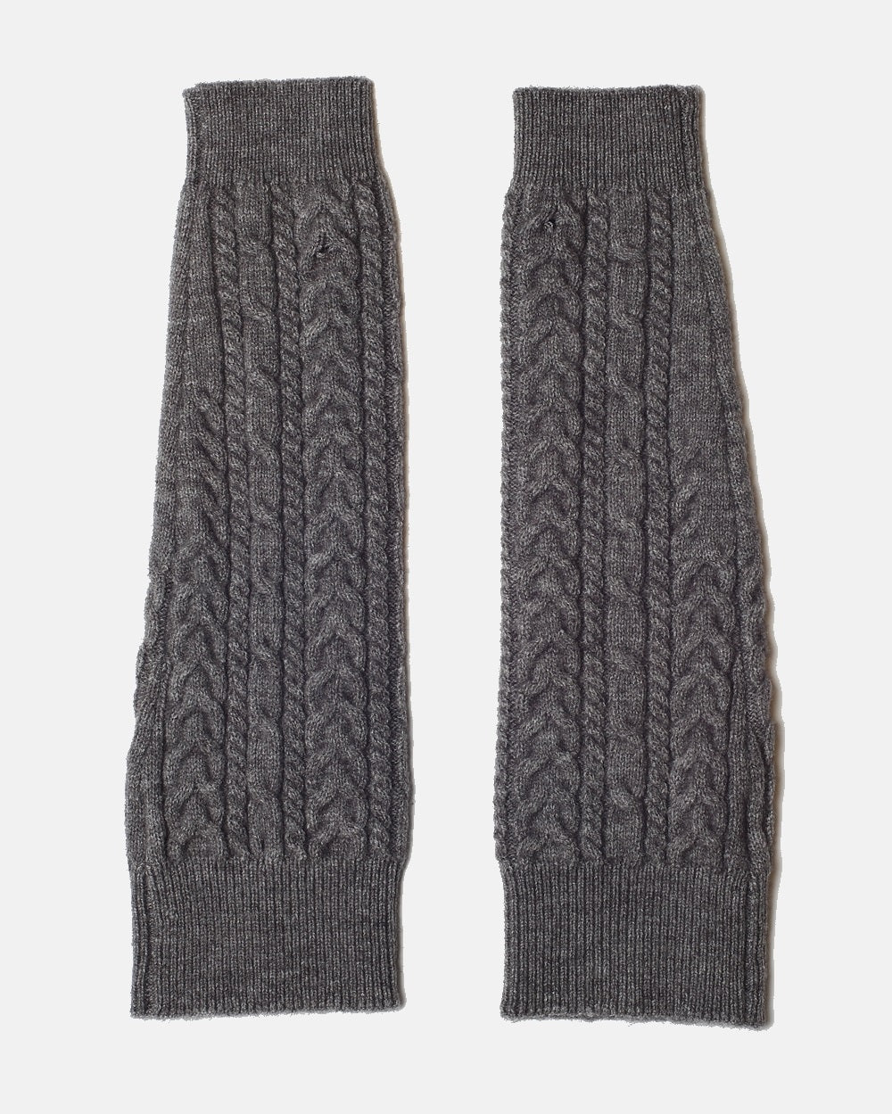 Cable mittens in 8 threads