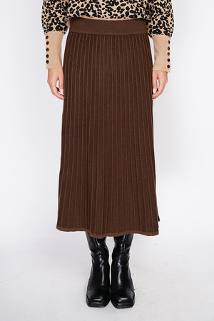 Long skirt with nervous pleated style