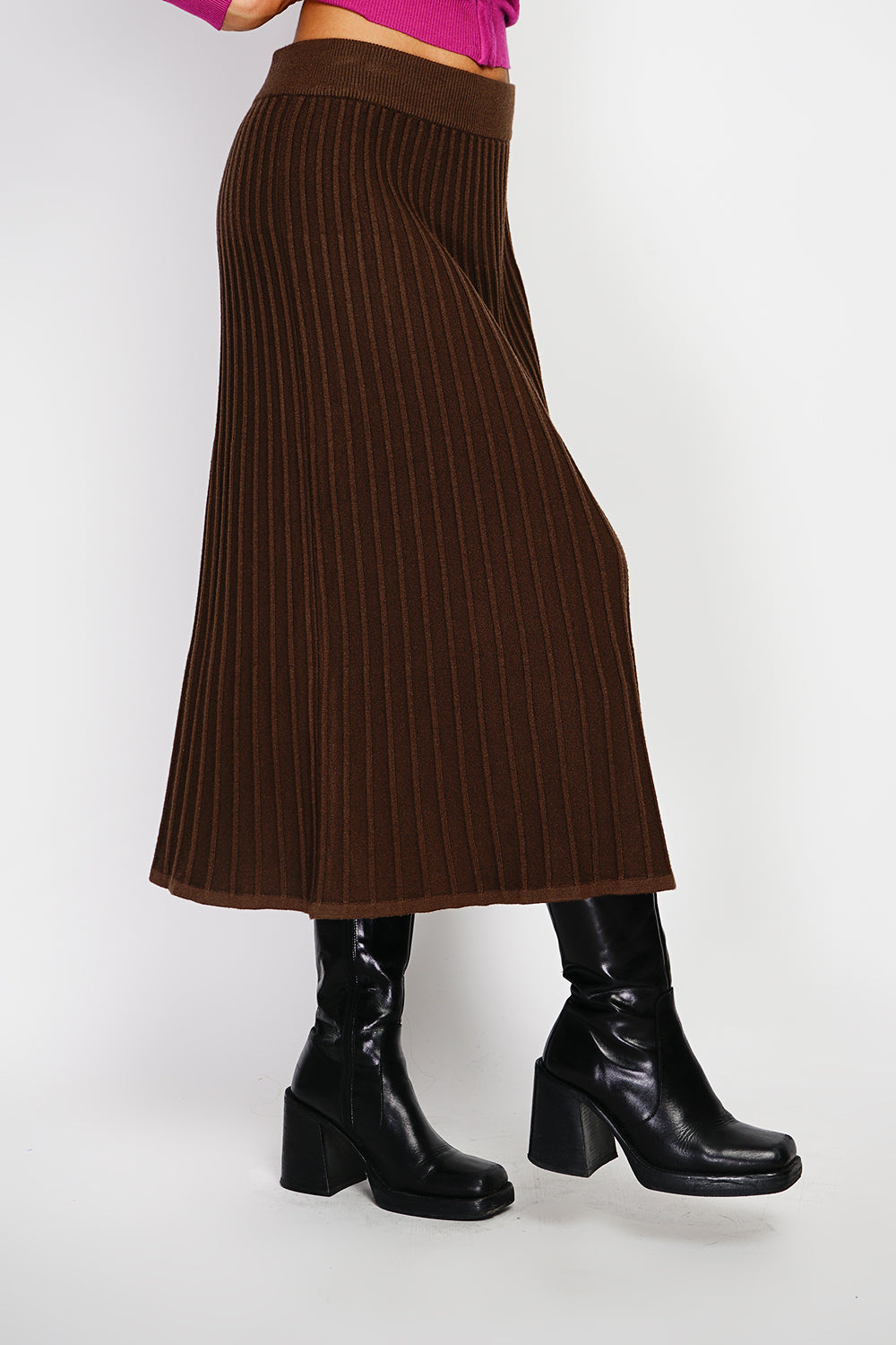 Long skirt with nervous pleated style