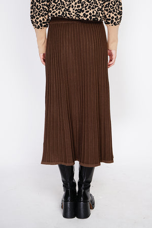 Long skirt with nervous pleated style