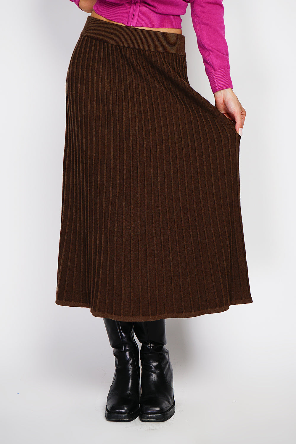 Long skirt with nervous pleated style