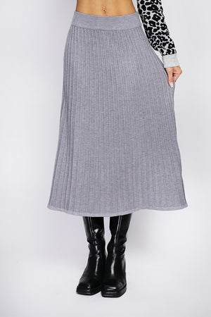 Long skirt with nervous pleated style