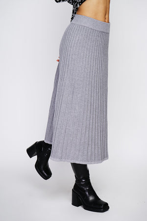 Long skirt with nervous pleated style