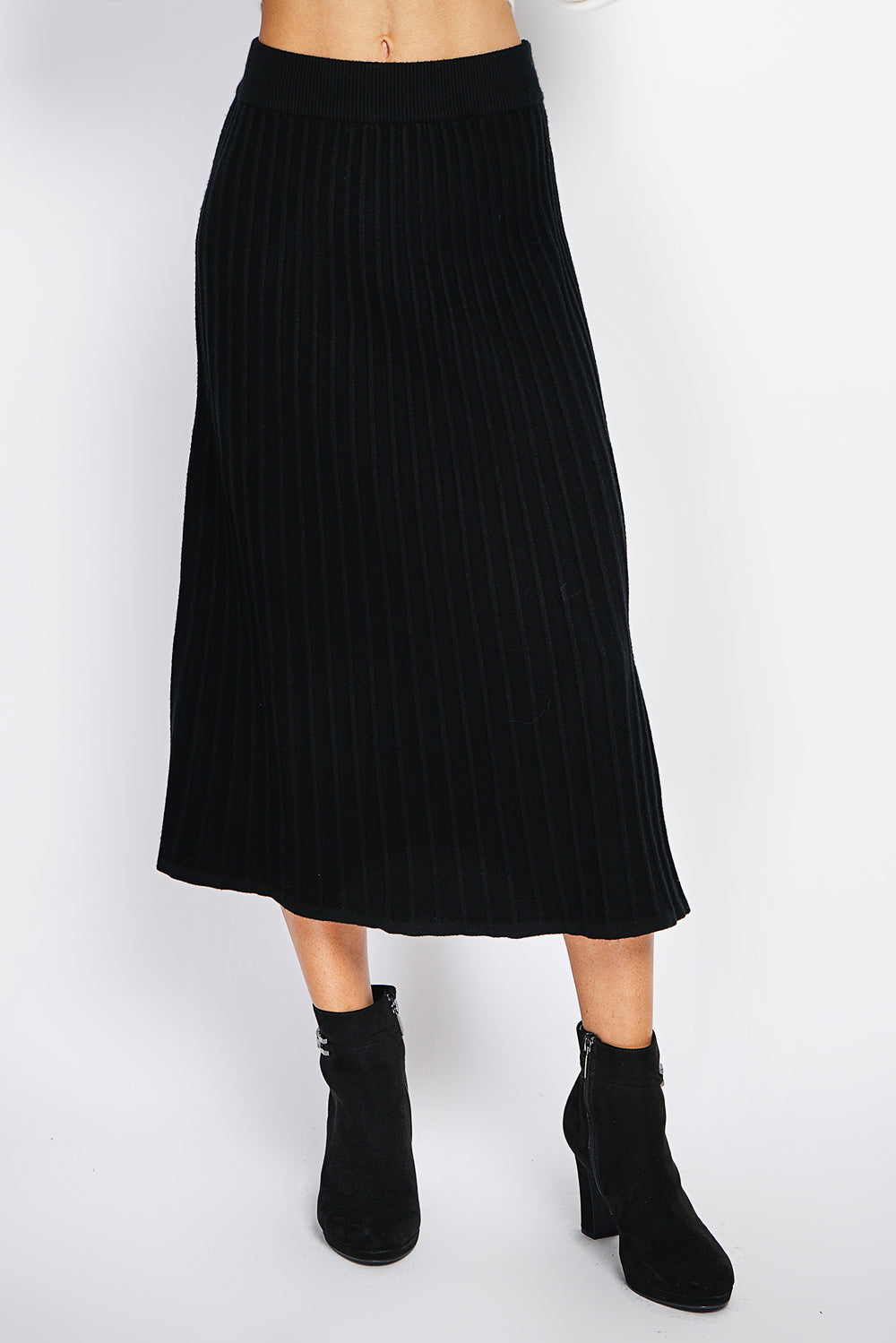 Long skirt with nervous pleated style