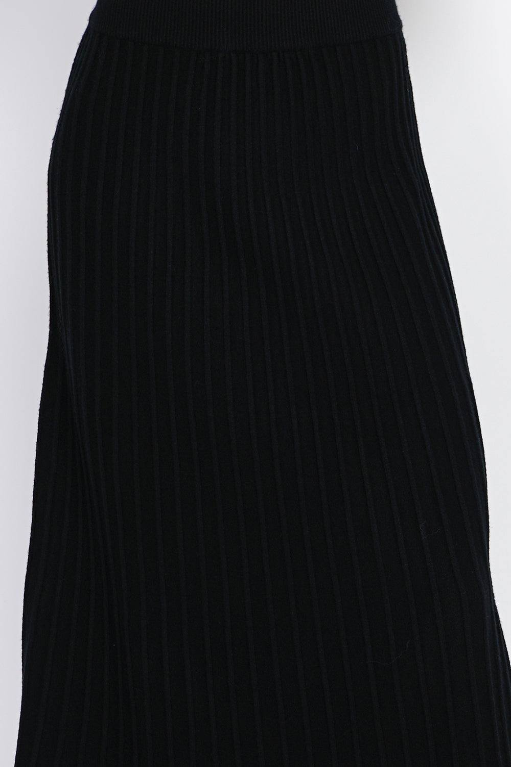 Long skirt with nervous pleated style