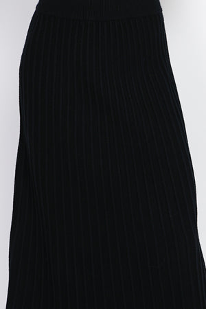 Long skirt with nervous pleated style