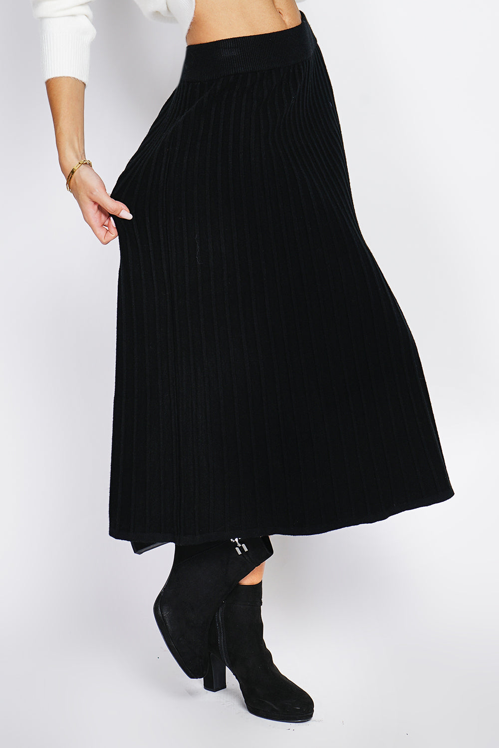 Long skirt with nervous pleated style