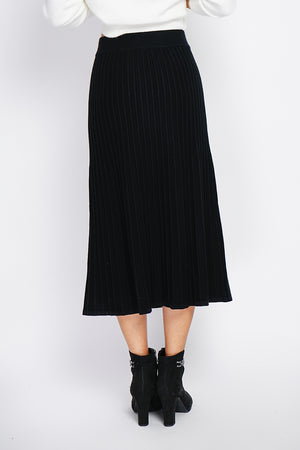 Long skirt with nervous pleated style