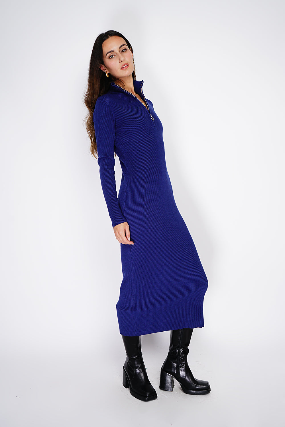 High collar dress closed with a zip with long sleeves