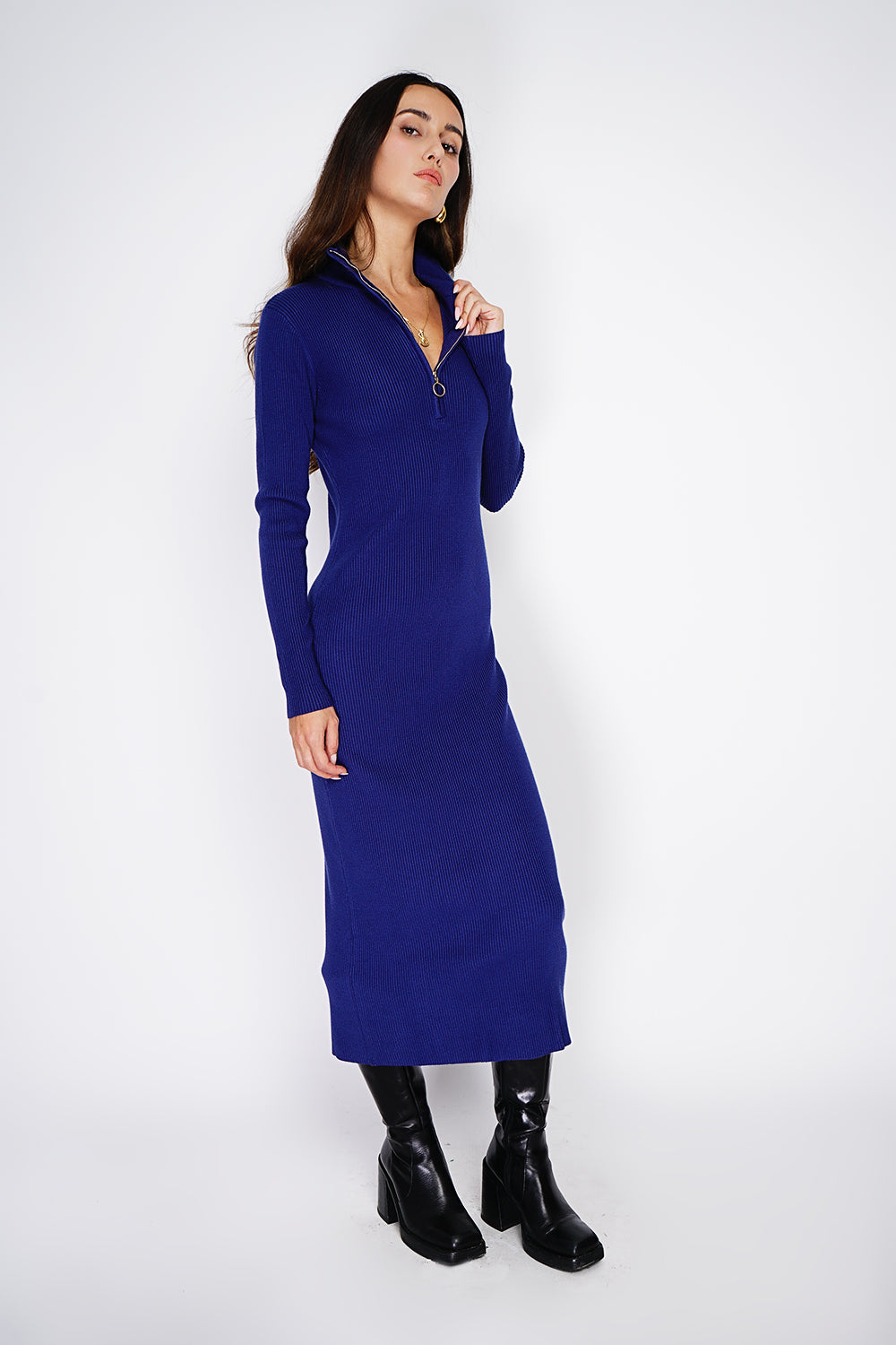 High collar dress closed with a zip with long sleeves