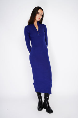 High collar dress closed with a zip with long sleeves