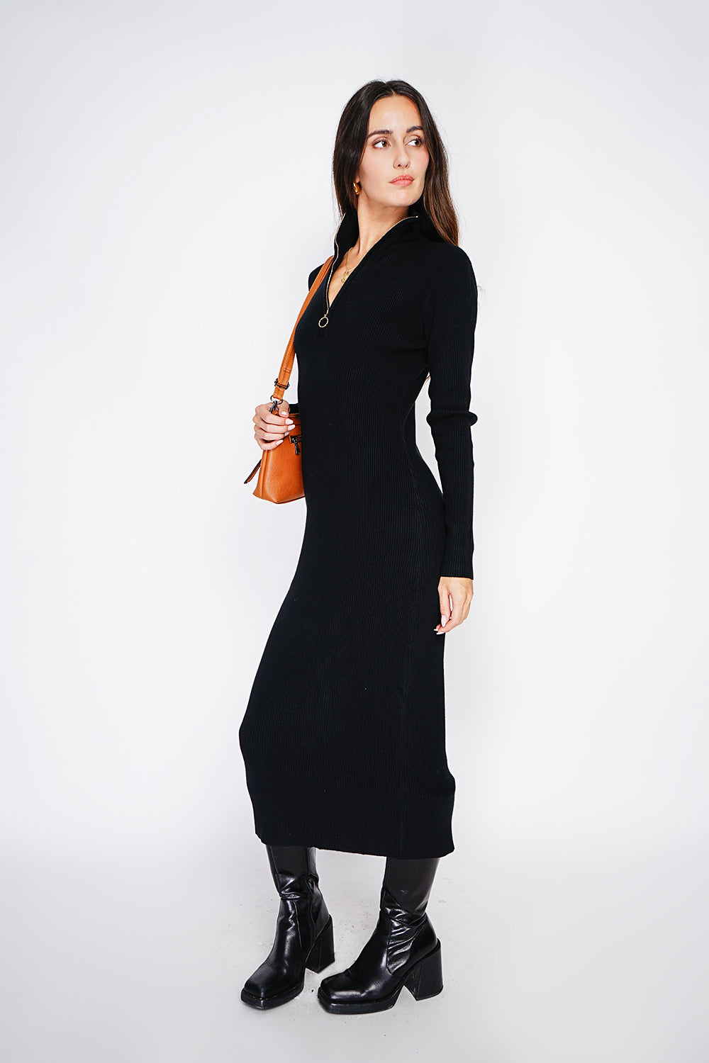 High collar dress closed with a zip with long sleeves