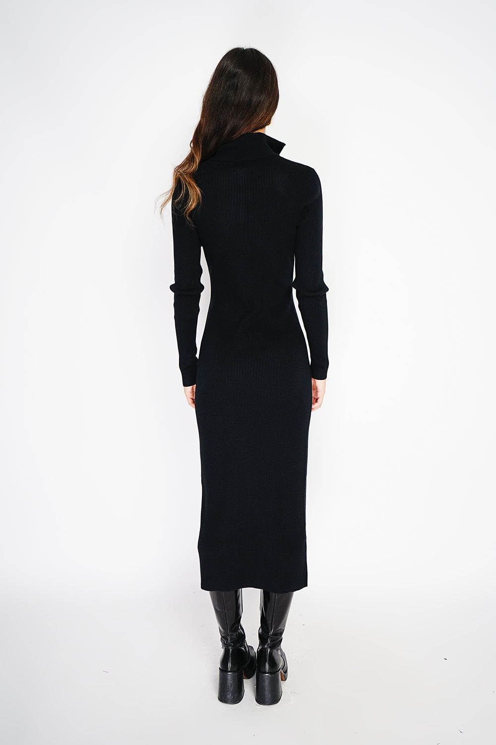 High collar dress closed with a zip with long sleeves