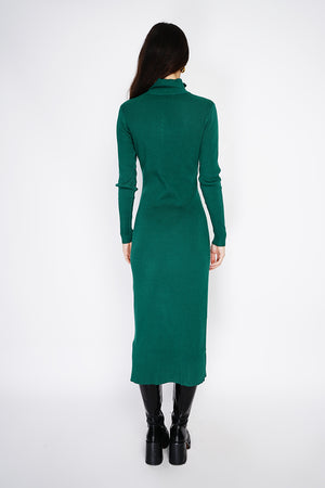 High collar dress closed with a zip with long sleeves