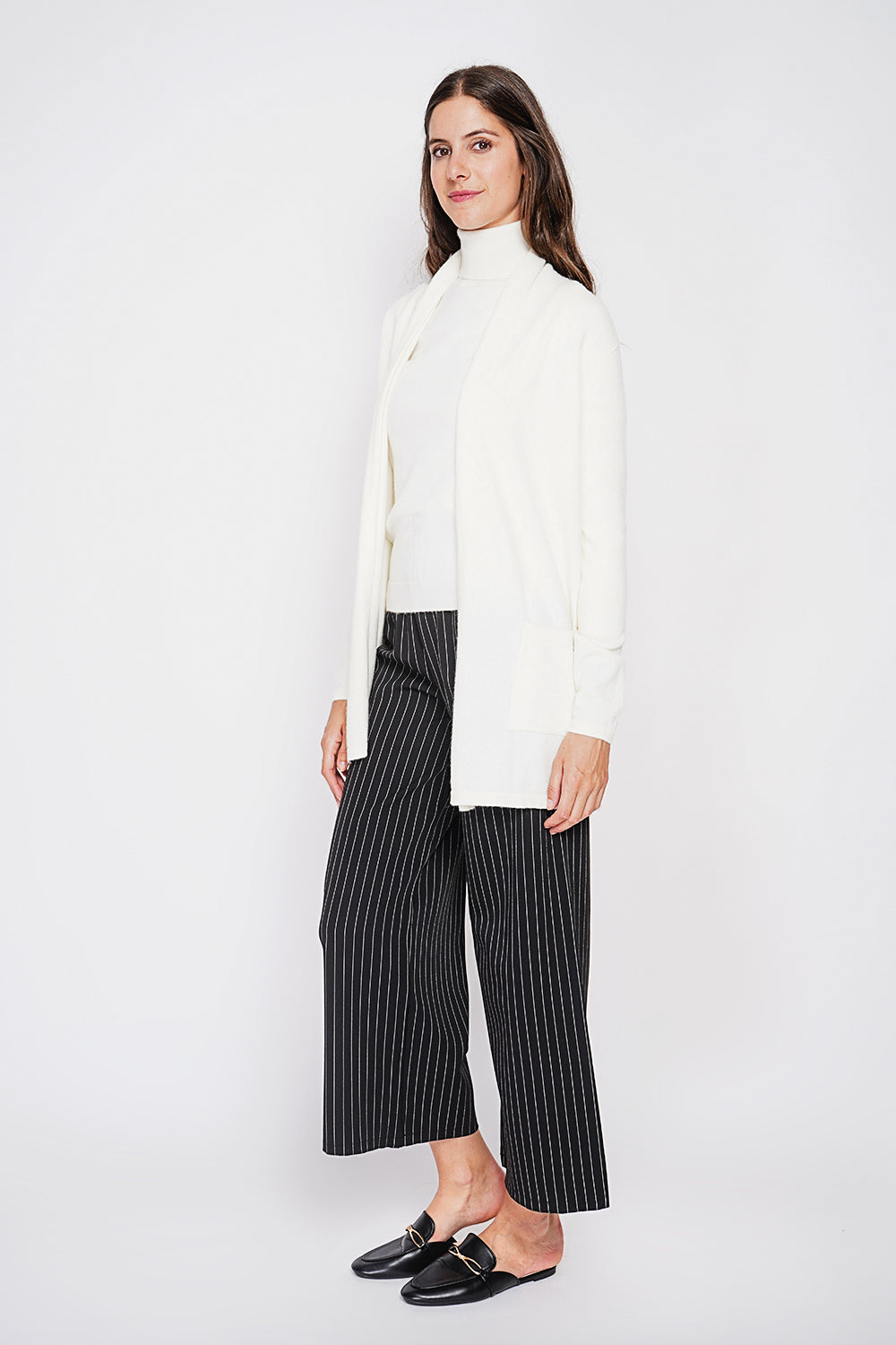 Long shawl collar cardigan with front pockets and long sleeves