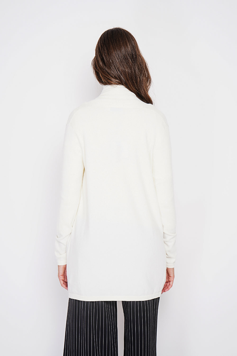 Long shawl collar cardigan with front pockets and long sleeves