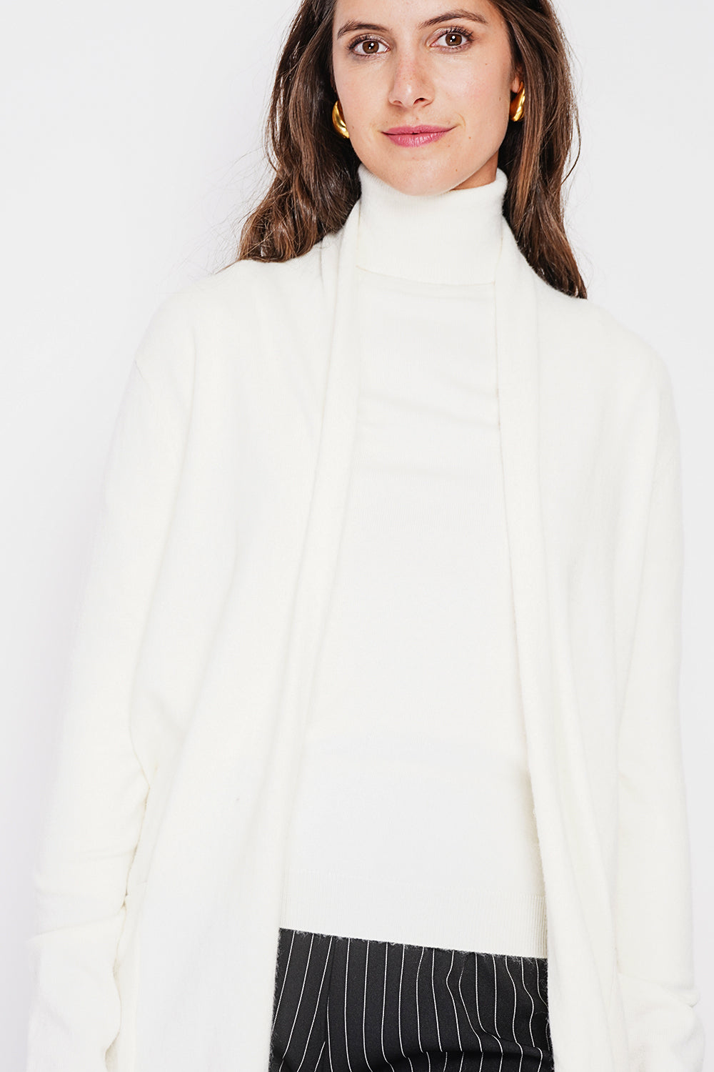 Long shawl collar cardigan with front pockets and long sleeves
